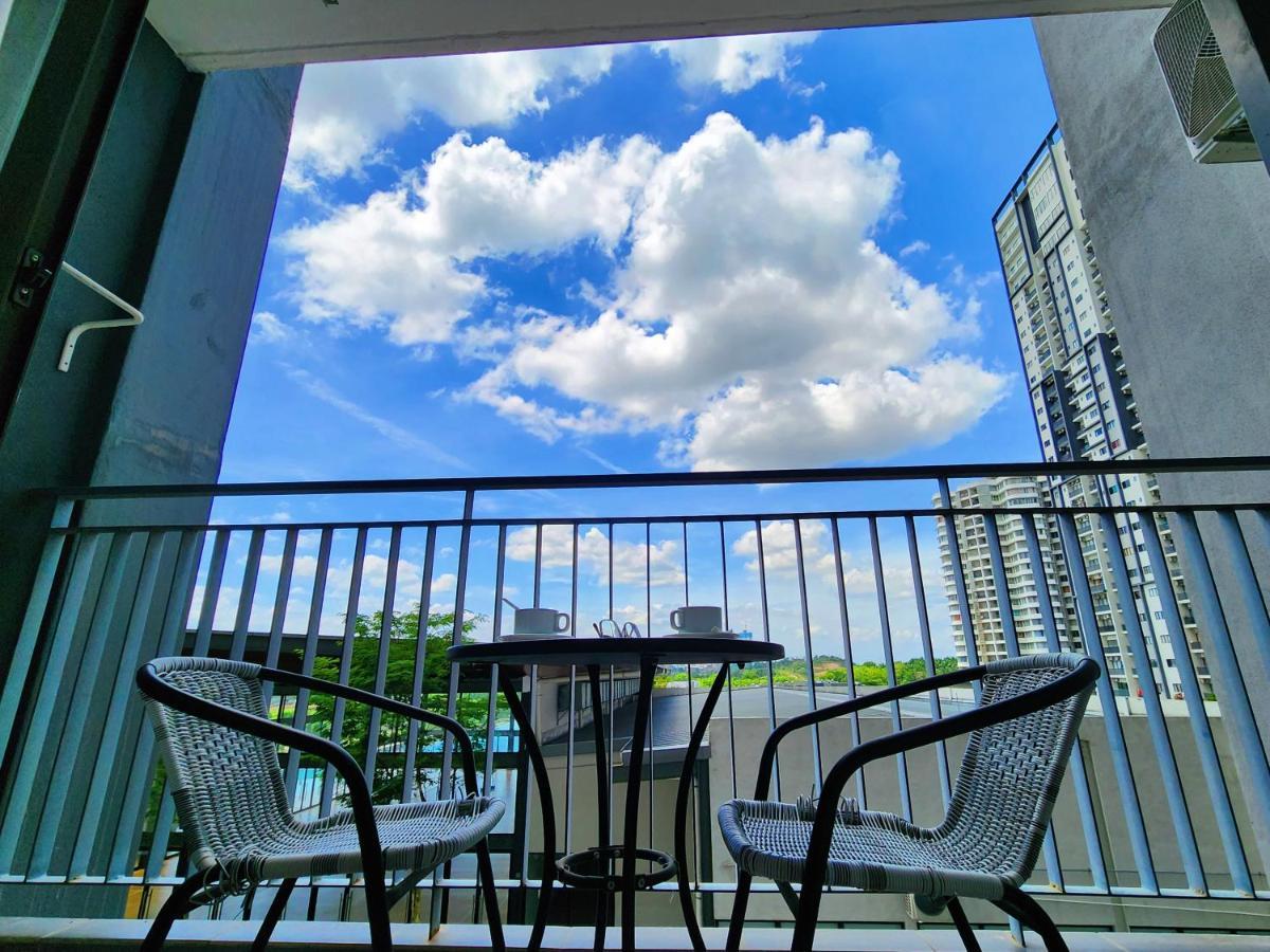נילאי Klia Lili Residensi 5 Plus 2 Pax With Splendid Pool מראה חיצוני תמונה